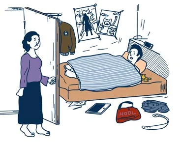 Une personne réveille un proche encore endormi.