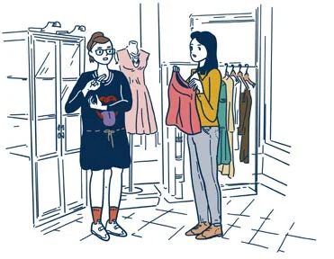 Une cliente demande conseil dans une boutique de vêtements.