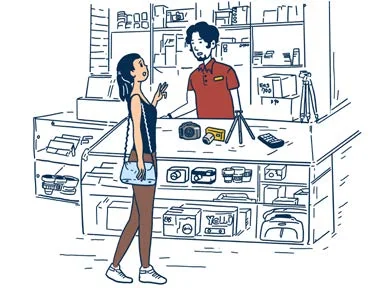 Un client compare des appareils dans un magasin d'électronique.