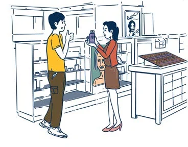 Une cliente reçoit des conseils dans une boutique de cosmétiques.